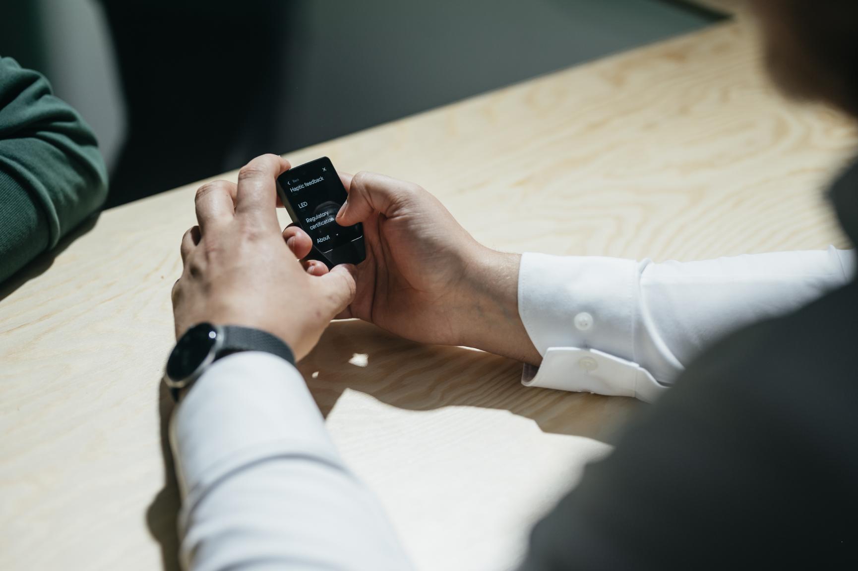 Trezor、透明セキュアエレメント搭載「Trezor Safe 7」初のハードウェアウォレット発売